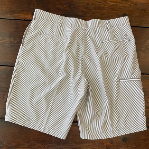 Men’s lightweight golf shorts, gray/white striped, with pockets. Size 38. EUC! - Picture 4 of 11